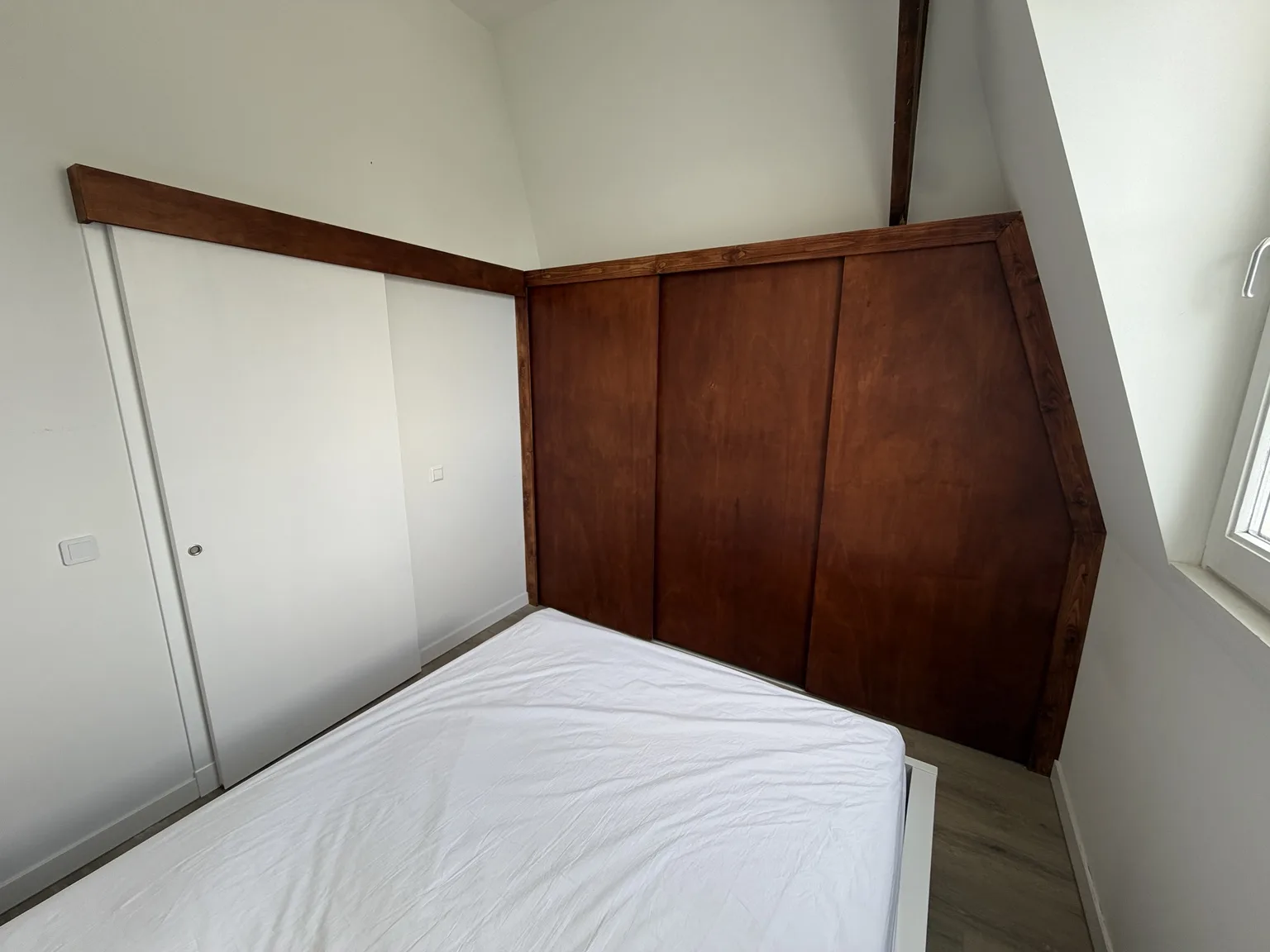 Op maat gemaakte kastwand als onderdeel van de afbouw door Clootcrans in Rotterdam