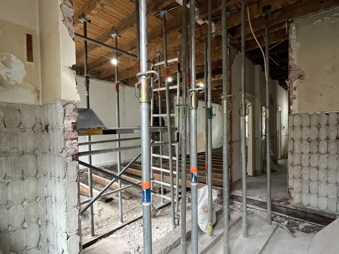 Constructieve doorbraak met stempels tijdens de uitvoering door Clootcrans, aannemer in Rotterdam