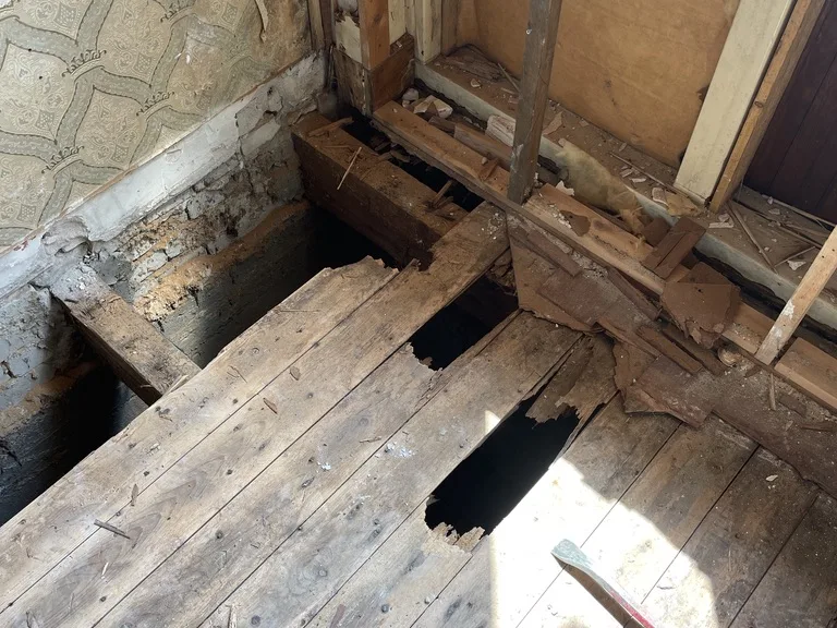 Houtrot in een vloerconstructie, zichtbaar geworden nadat de vloer eraf was