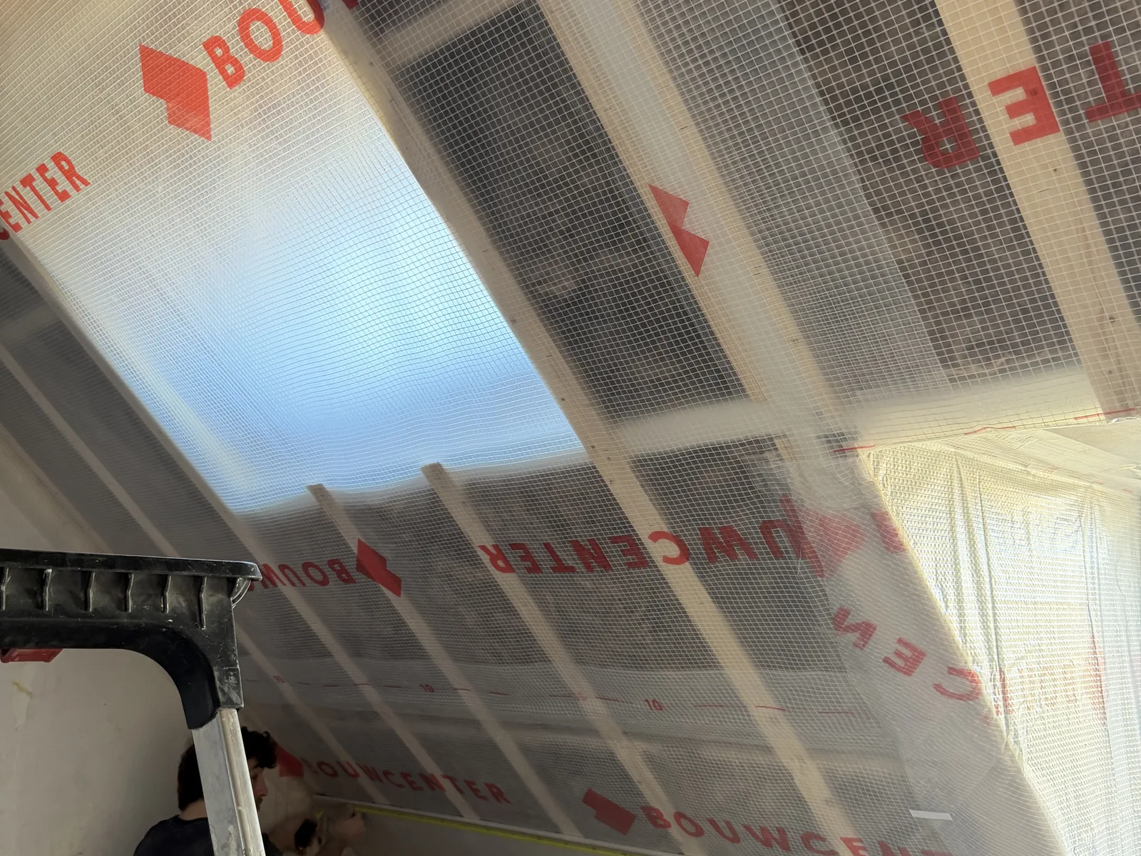 Isolatie aangebracht tegen wand en plafond tijdens een verduurzaming door Clootcrans in Rotterdam