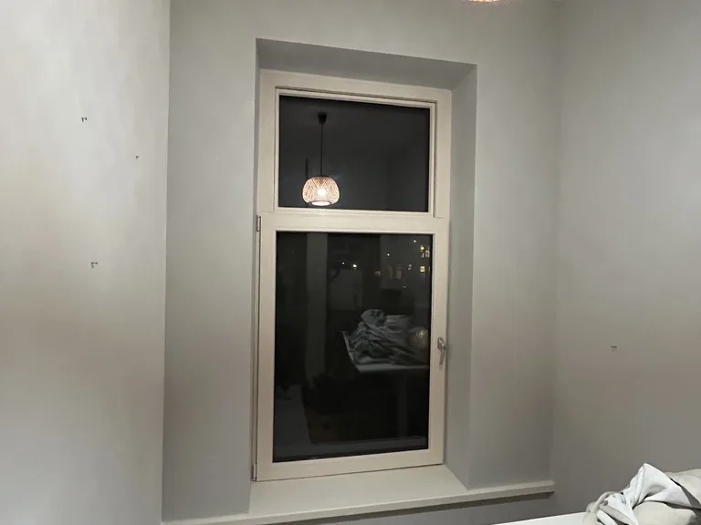 Afgewerkte kamer met een geschilderd kozijn en een gladde wand