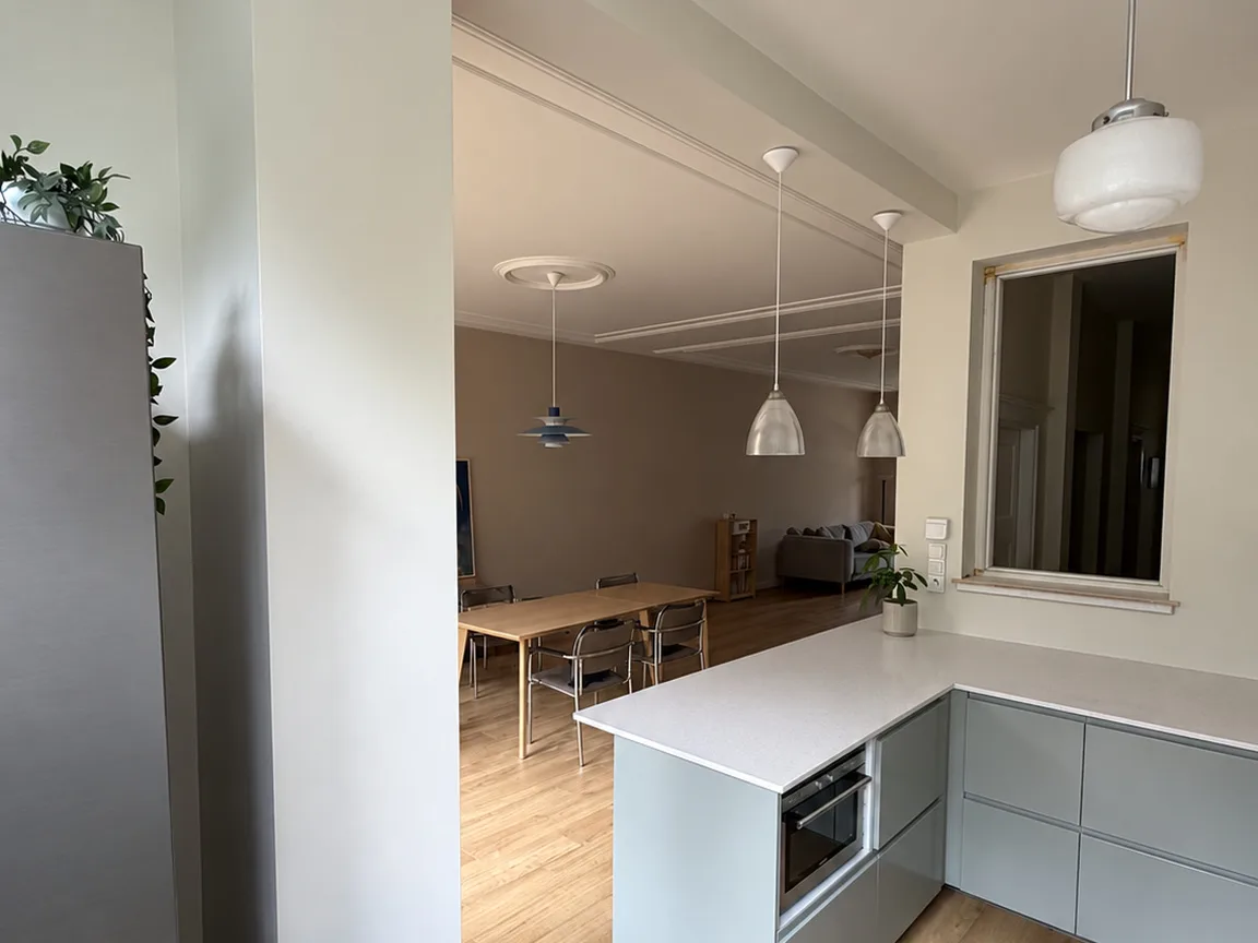 Keuken die na een constructieve doorbraak doorloopt in de leefruimte