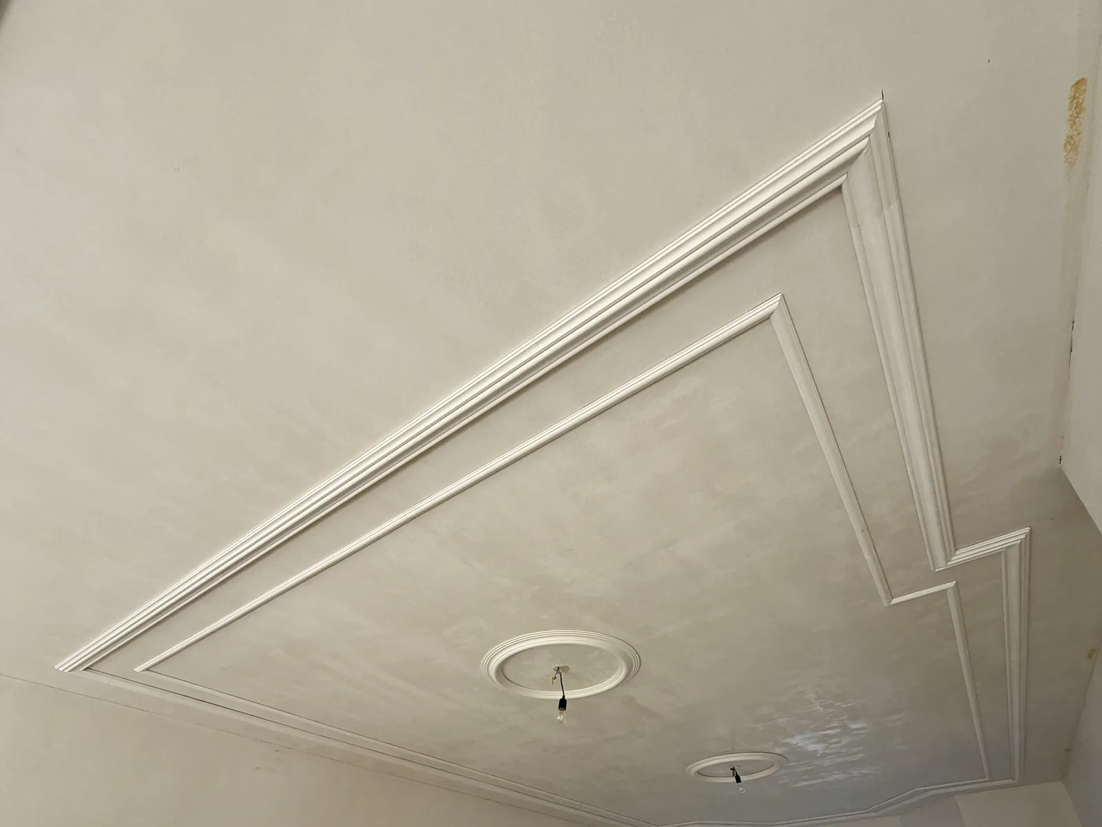 Herstelde sierlijsten langs een plafond, ornamentherstel door Clootcrans in Rotterdam