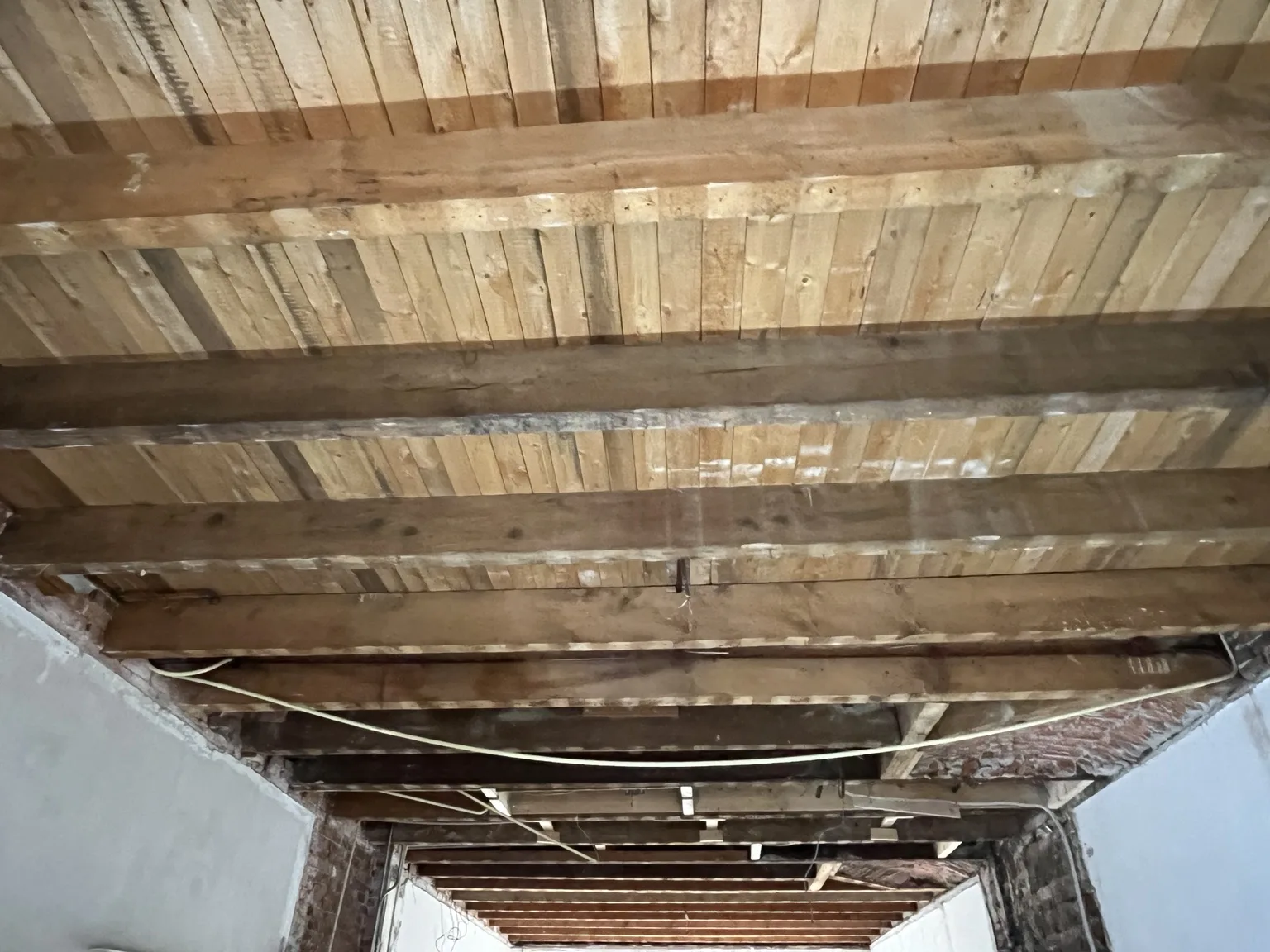 Woning teruggebracht tot de kale constructie, met het plafond en de wanden open