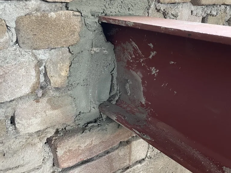 Stalen ligger ingemetseld in een bestaande muur na een constructieve wijziging