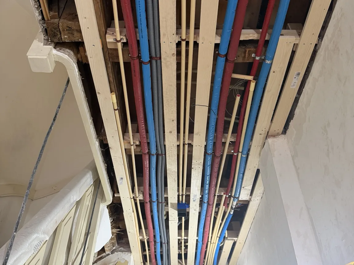 Nieuw leidingwerk aangelegd voordat de wand dichtgaat, installatietechniek door Clootcrans in Rotterdam