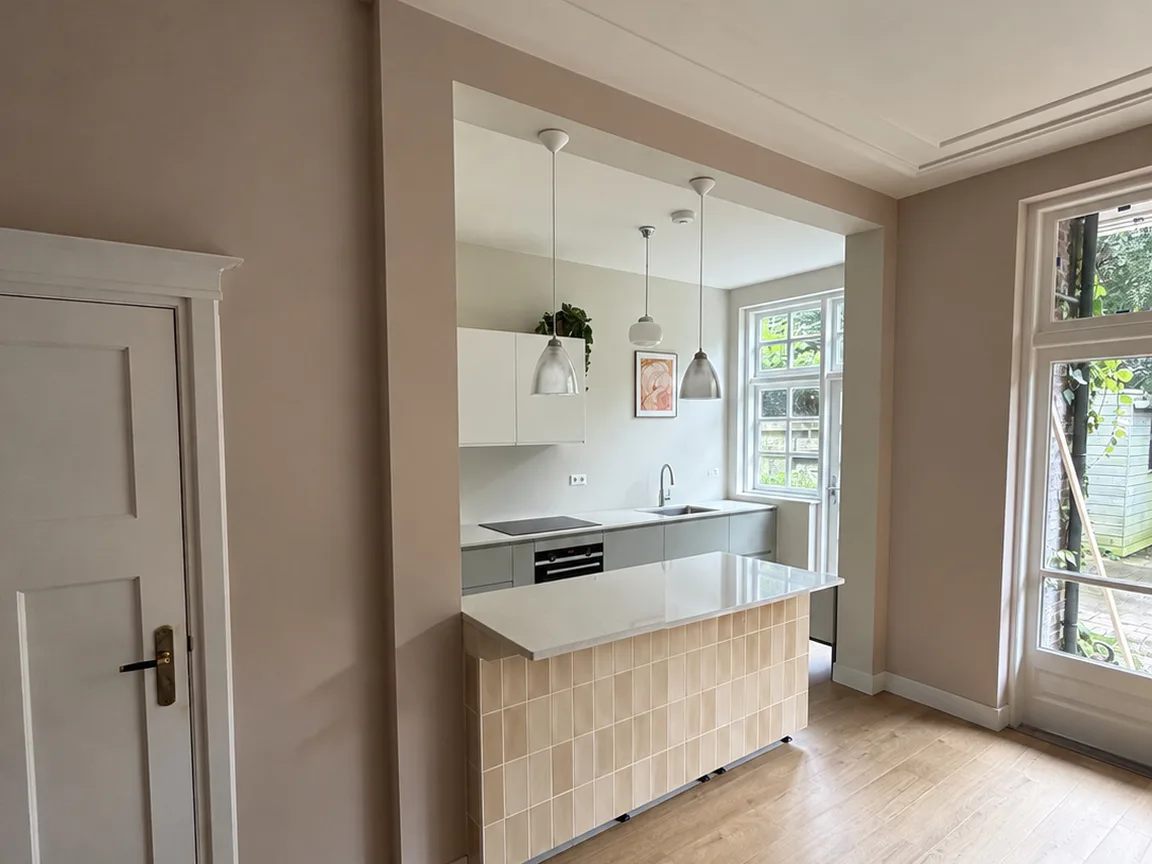 Dezelfde ruimte na de doorbraak, met de keuken in het verlengde van de leefruimte