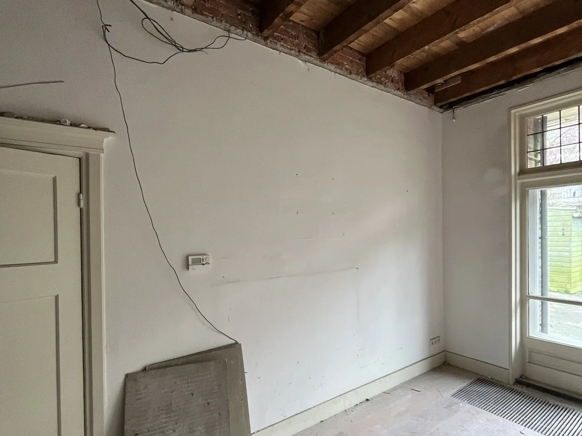 De ruimte voor de doorbraak, met het plafond open en de constructie in het zicht