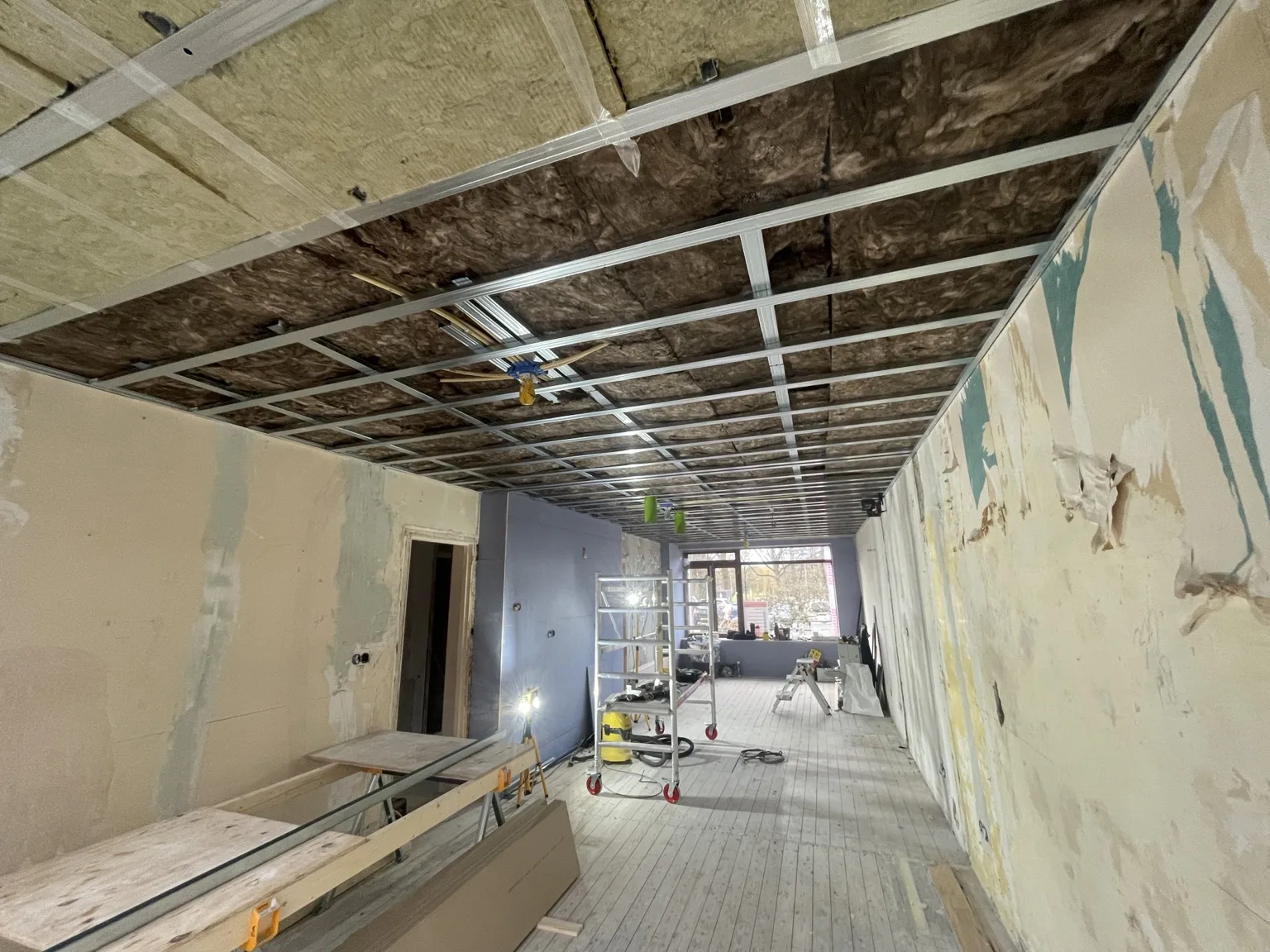 Ruwbouw van een plafond met nieuw regelwerk, uitgevoerd door Clootcrans in Rotterdam