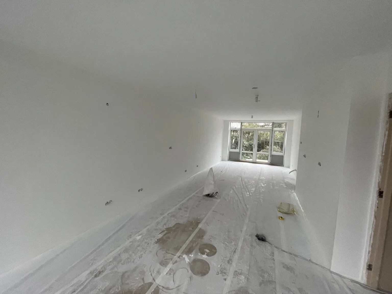 Wandafwerking tijdens de afbouw van een woonruimte, uitgevoerd door Clootcrans in Rotterdam