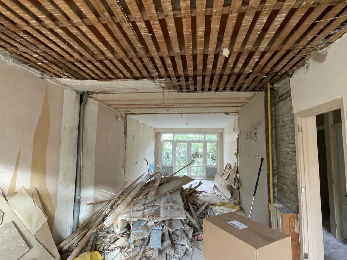 Een woonruimte teruggebracht tot de kale constructie tijdens een totaalrenovatie door Clootcrans in Rotterdam