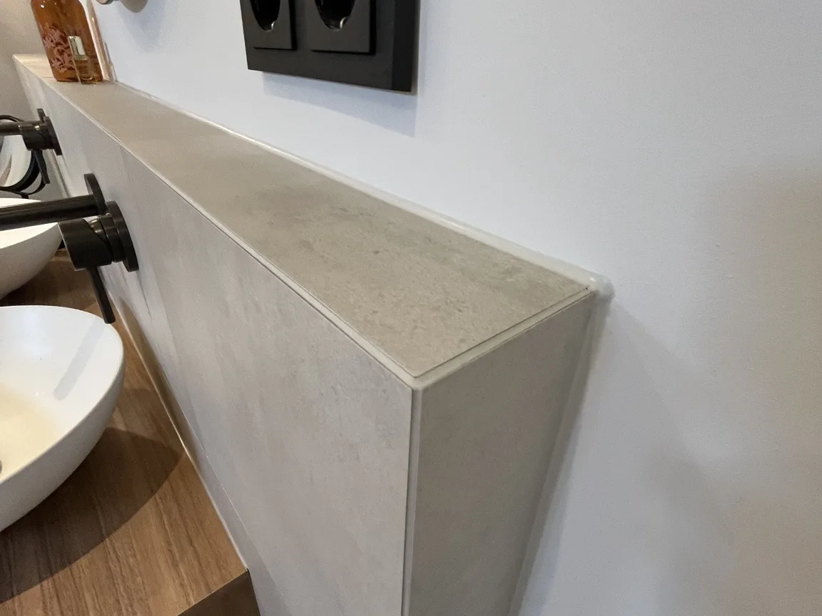 Detail van het tegelwerk in een nieuwe badkamer, gelegd door Clootcrans in Rotterdam