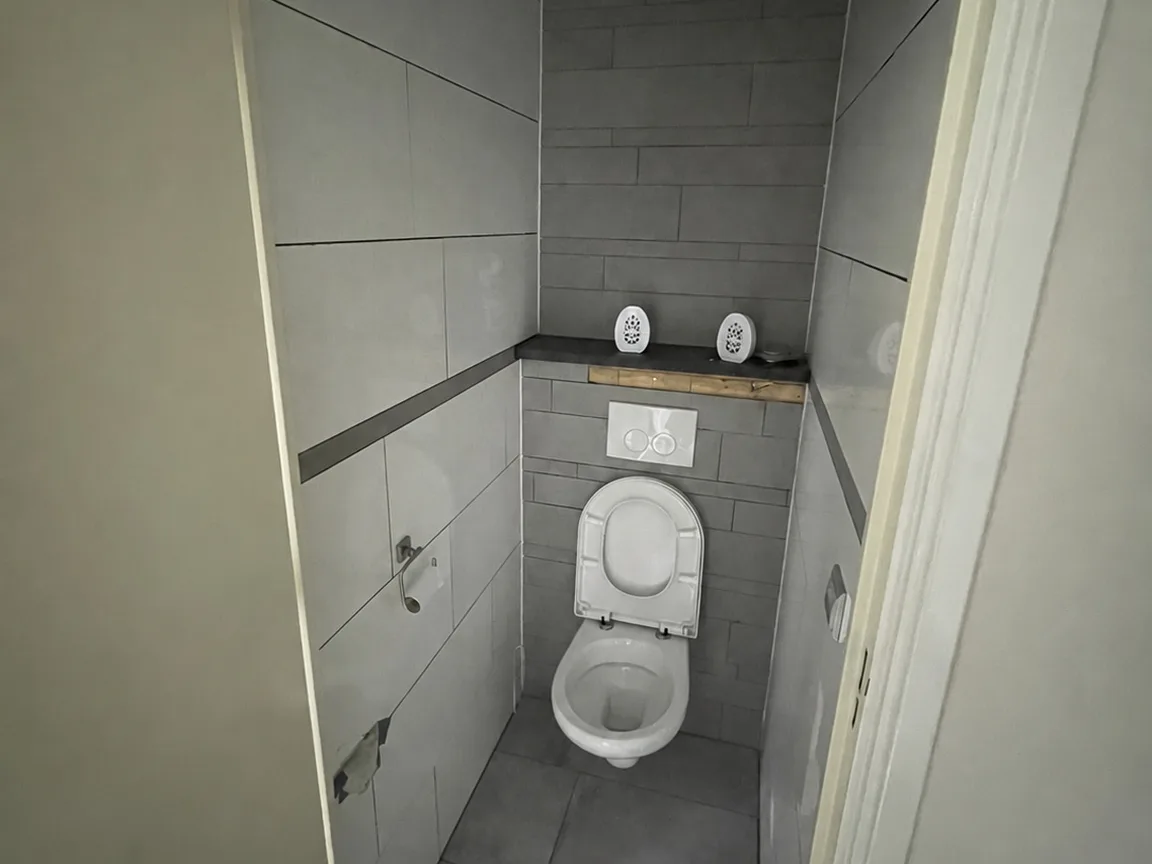 Het toilet van het vakantiehuis voor de renovatie