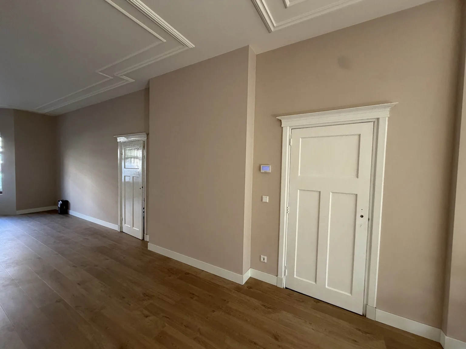 Nieuwe vloer met bijbehorende afwerking na oplevering door Clootcrans, aannemer in Rotterdam