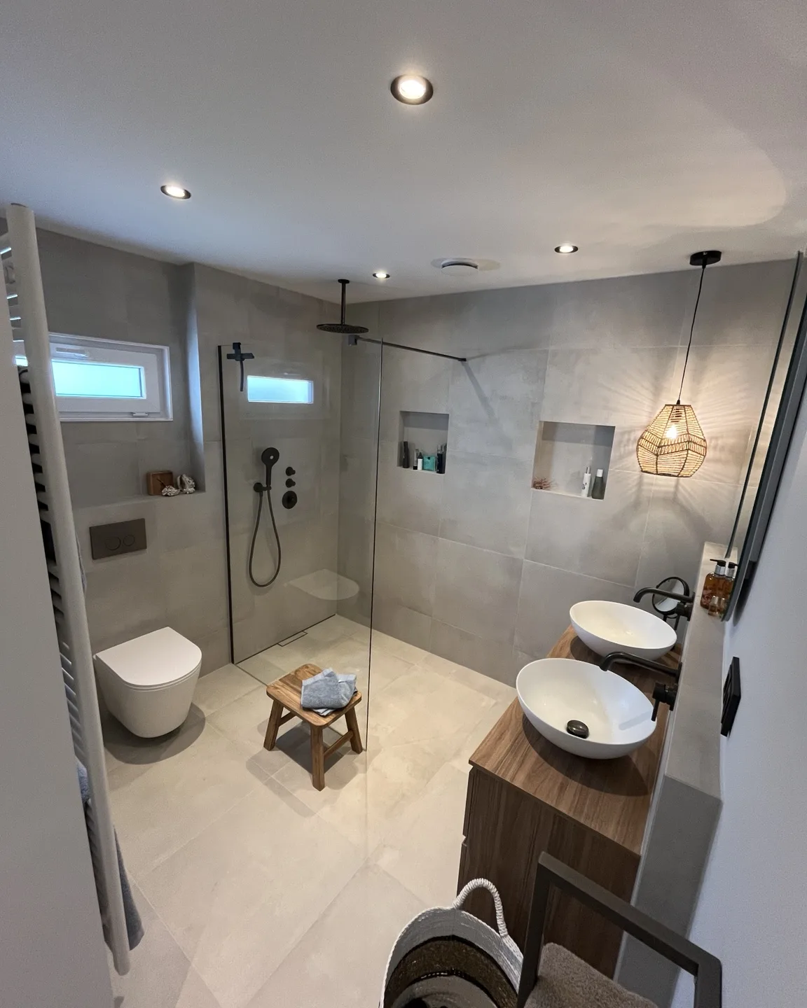 Badkamer met een inloopdouche, een houten wastafelmeubel en een zwevend closet