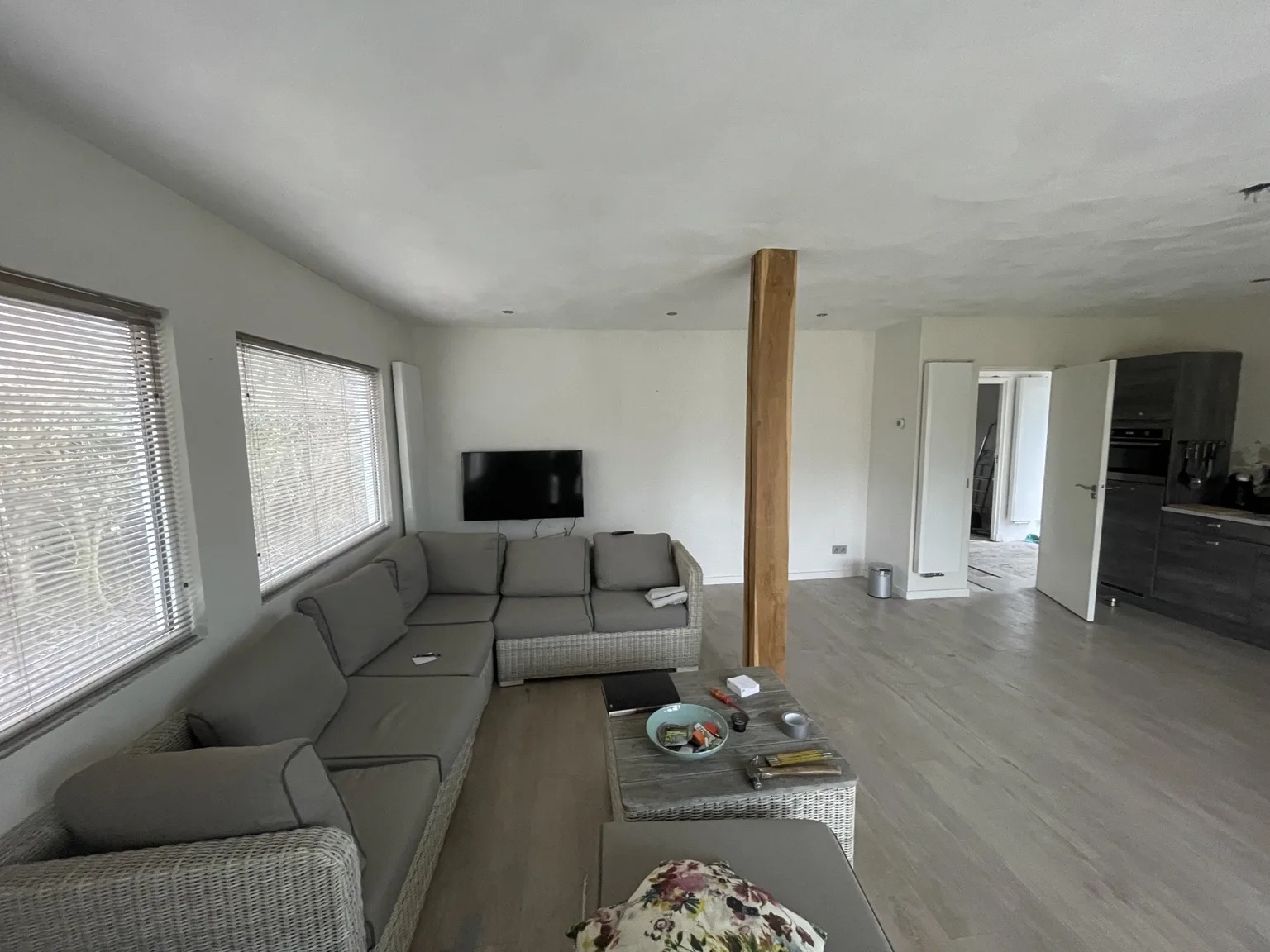 De oorspronkelijke woonkamer voor de renovatie